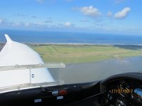 Nordsee 2017 (163)  Im Gegenanflug Flugpplatz Wangerooge mit Blick nach Norden, Flugplatz in Sicht